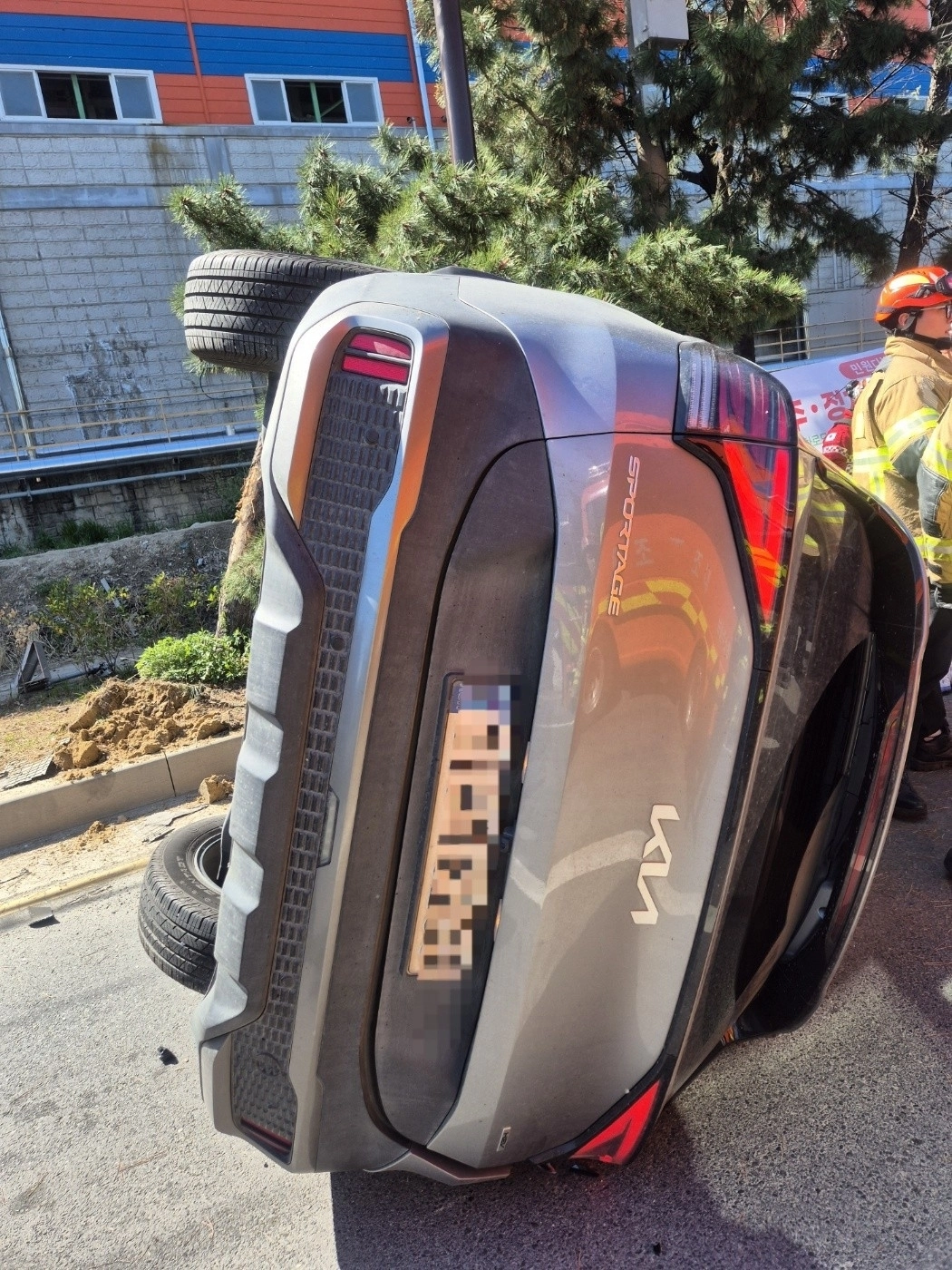 7일 오후 2시 8분쯤 울산 울주군 온산읍 온산국가산업단지 내 도로를 주행하던 스포츠유틸리티차량(SUV)이 앞서가던 25t 화물차에 실린 파이프와 부딪혀 옆으로 넘어졌다. 울산소방본부 제공