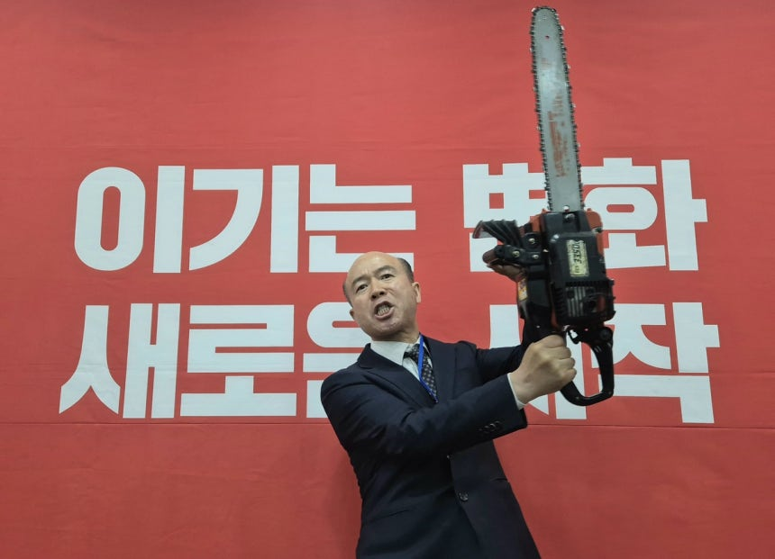 국민의힘 공천관리위원회로부터 대구시장 경선에서 컷오프(경선배제)된 김한구 예비후보가 7일 국민의힘 대구시당에서 무소속 출마를 선언하며 전기톱을 들어 보이고 있다. 2026.4.7. 연합뉴스