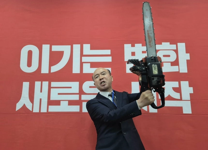 국민의힘 공천관리위원회로부터 대구시장 경선에서 컷오프(경선배제)된 김한구 예비후보가 7일 국민의힘 대구시당에서 무소속 출마를 선언하며 전기톱을 들어 보이고 있다. 2026.4.7. 연합뉴스