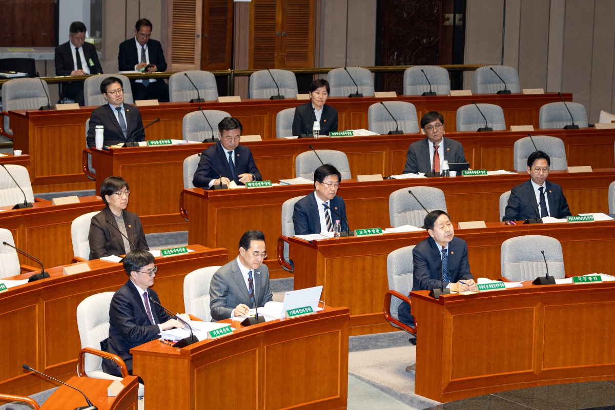 예결위 질의 듣는 국무위원들