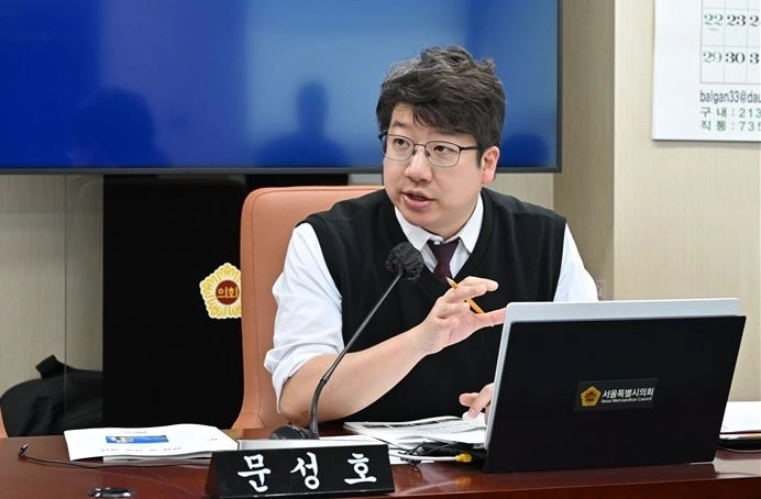 제334회 서울시의회 임시회 교통위원회 회의에서 발언하는 문성호 서울시의원. 내용과는 무관