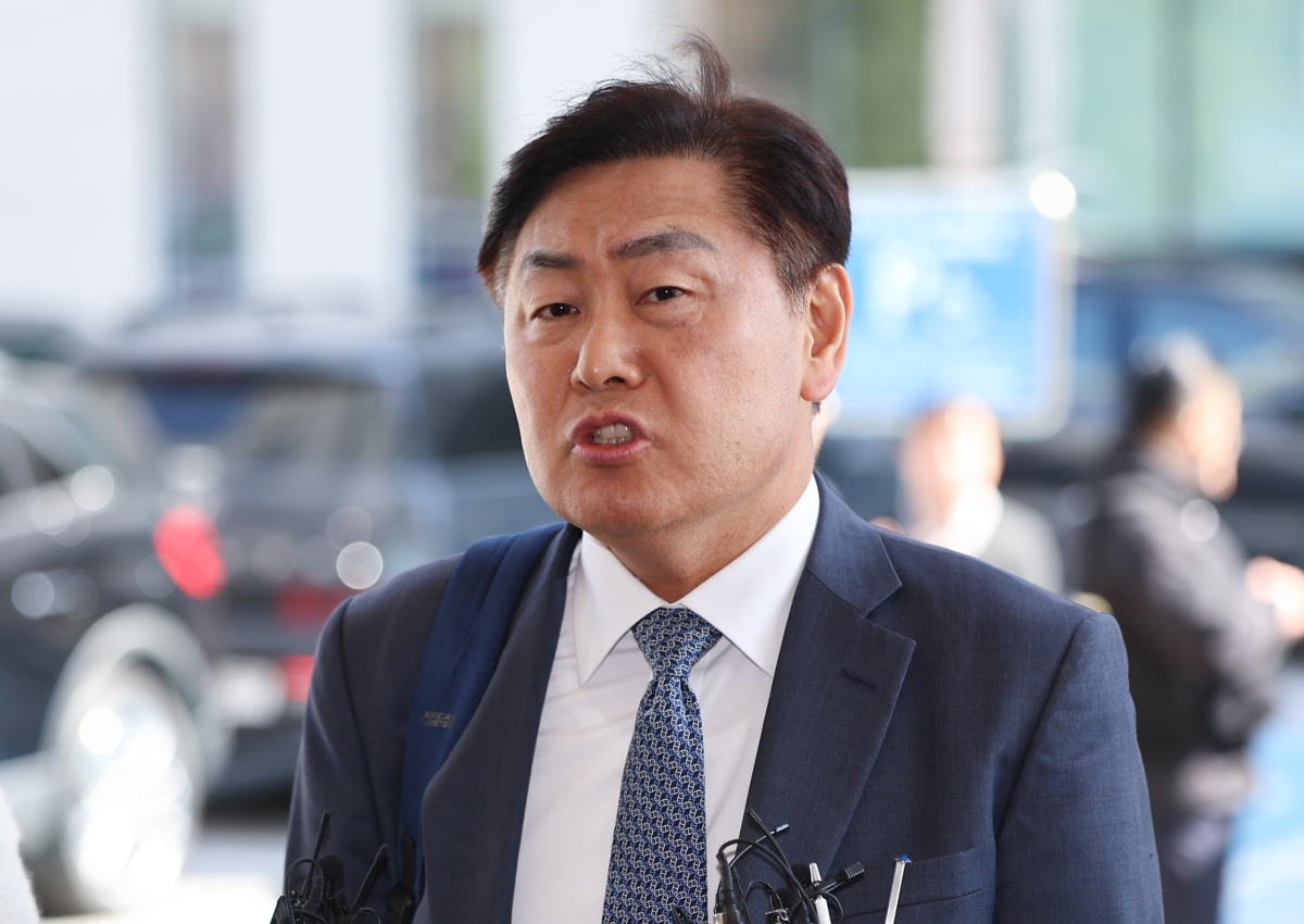 김관영 전북지사가 7일 서울 양천구 남부지법에서 열린 더불어민주당 상대 가처분 신청 심문에 출석하며 취재진 질문에 답하고 있다.  뉴스1