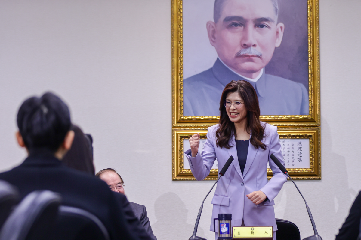 7일 대만 타이베이 국민당(KMT) 당사에서 열린 기자회견에서 국민당 주석 정리원이 중국 본토로 떠나기 전 발언하고 있다. 뒤에는 쑨원의 초상화가 걸려있다. 타이베이 EPA 연합뉴스