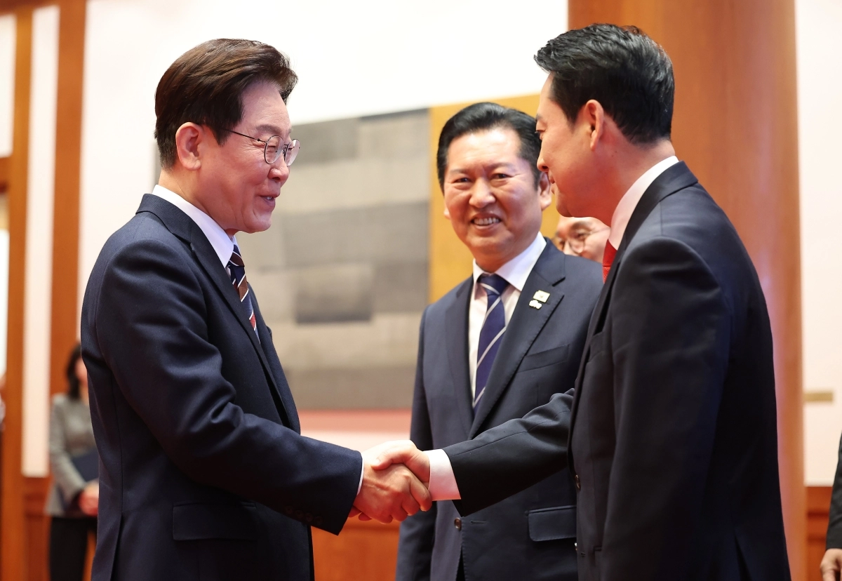 장동혁 대표와 인사하는 이재명 대통령