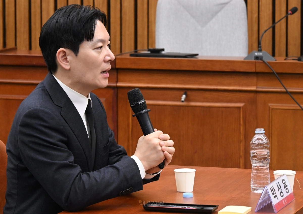 박상용 인천지검 부부장검사가 7일 서울 여의도 국회에서 국민의힘 의원들이 별도로 주재한 청문회에 참석해 국정조사 증인 선서를 거부한 이유를 밝히고 있다. 안주영 전문기자