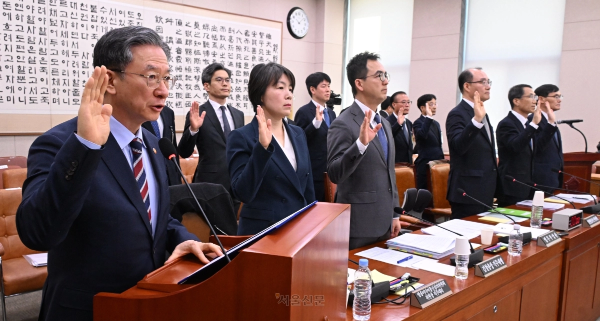 정성호 법무부 장관이 7일 서울 여의도 국회에서 열린 윤석열정권정치검찰조작기소의혹사건진상규명국정조사특별위원회 전체회의에서 증인 선서를 하고 있다. 안주영 전문기자