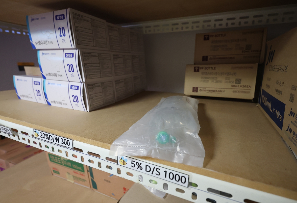 중동전쟁 여파로 나프타 수급이 어려워져 수액 등 의료 제품의 필름 포장재 가격이 급등하고 있다. 사진은 7일 서울의 한 대형병원 보관 창고에 수액이 몇 개 남아 있지 않은 모습. 연합뉴스
