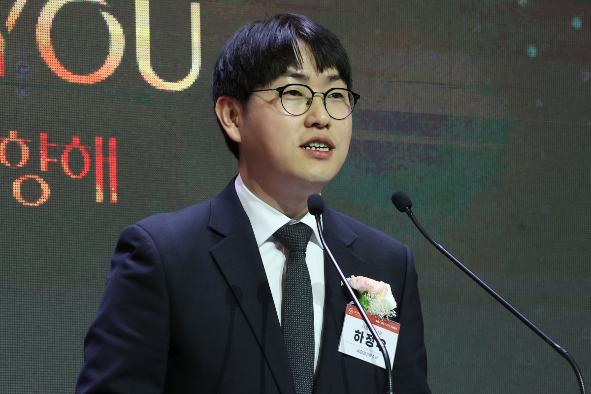 하정우 청와대 AI미래기획수석이 10일 서울 성북구 한국과학기술연구원에서 열린 ‘KIST 개원 60주년 기념식’에서 이재명 대통령 축사를 대독하고 있다.  2026.2.10. 연합뉴스