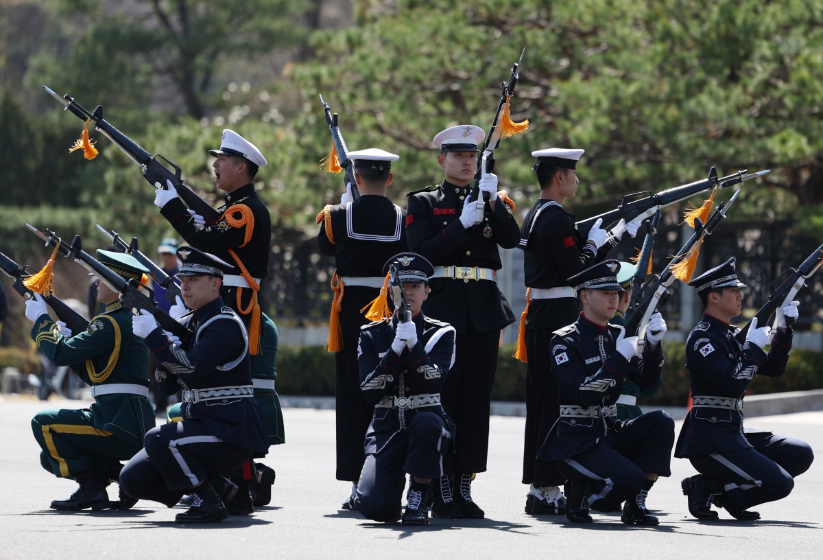국방부 의장대의 ‘칼각’… 현충원에서 제식시범
