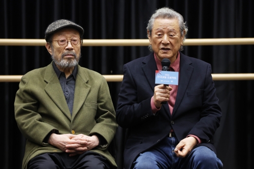 배우 박근형(오른쪽)이 7일 서울 종로구 대학로예술극장에서 열린 ‘연극내일 프로젝트’ 연습 현장 공개에서 인사말을 하고 있다. ‘연극내일 프로젝트’는 신구(왼쪽)와 박근형의 기부로 청년 연극 배우들이 훈련부터 창작, 공연 제작까지 전 과정을 경험하며 성장할 수 있도록 기획됐다. 연합뉴스