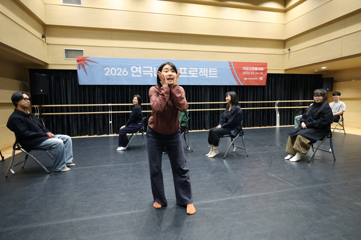 7일 서울 종로구 대학로예술극장에서 배우들이 권력에 대한 탐구를 담은 창작극 ‘여왕의 탄생’을 시연하고 있다. 뉴시스