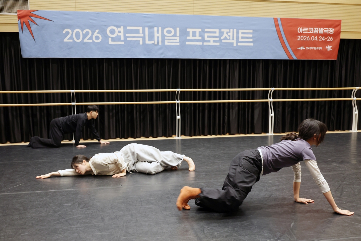 7일 서울 종로구 대학로예술극장에서 배우들이 미래 사회를 배경으로 생존과 연대를 이야기한 창작극 ‘피르다우스’를 시연하고 있다. 뉴시스