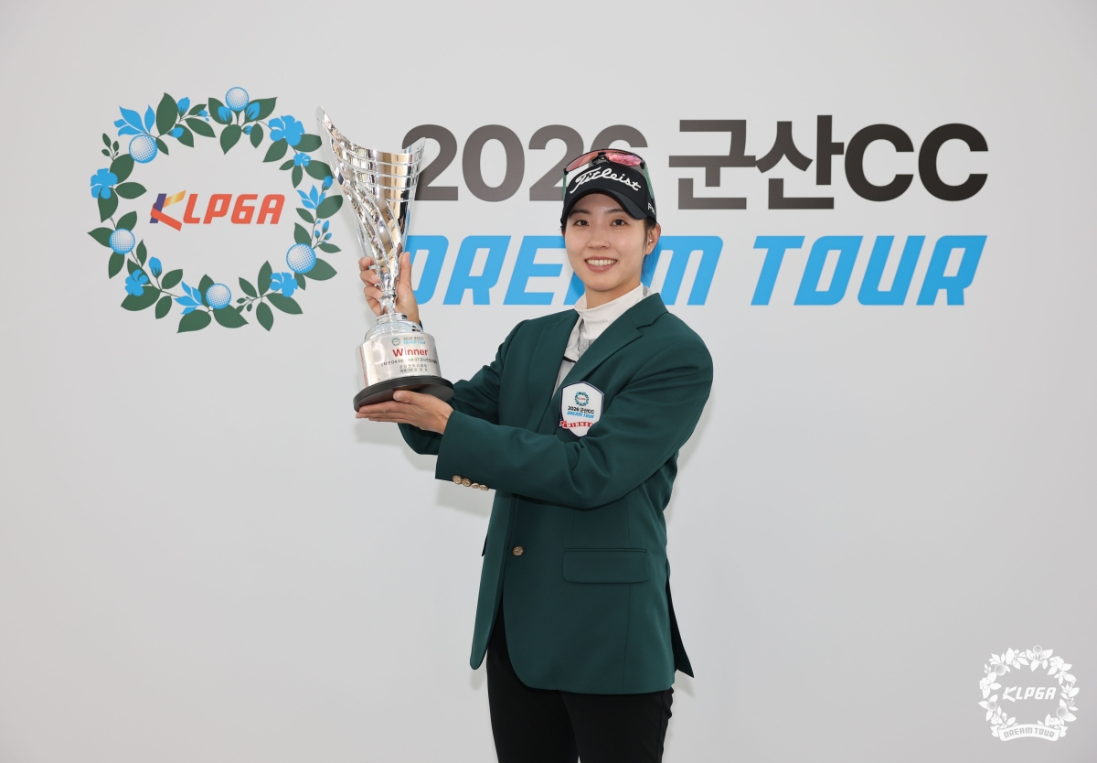 우승 트로피를 든 강지선. KLPGA 제공.