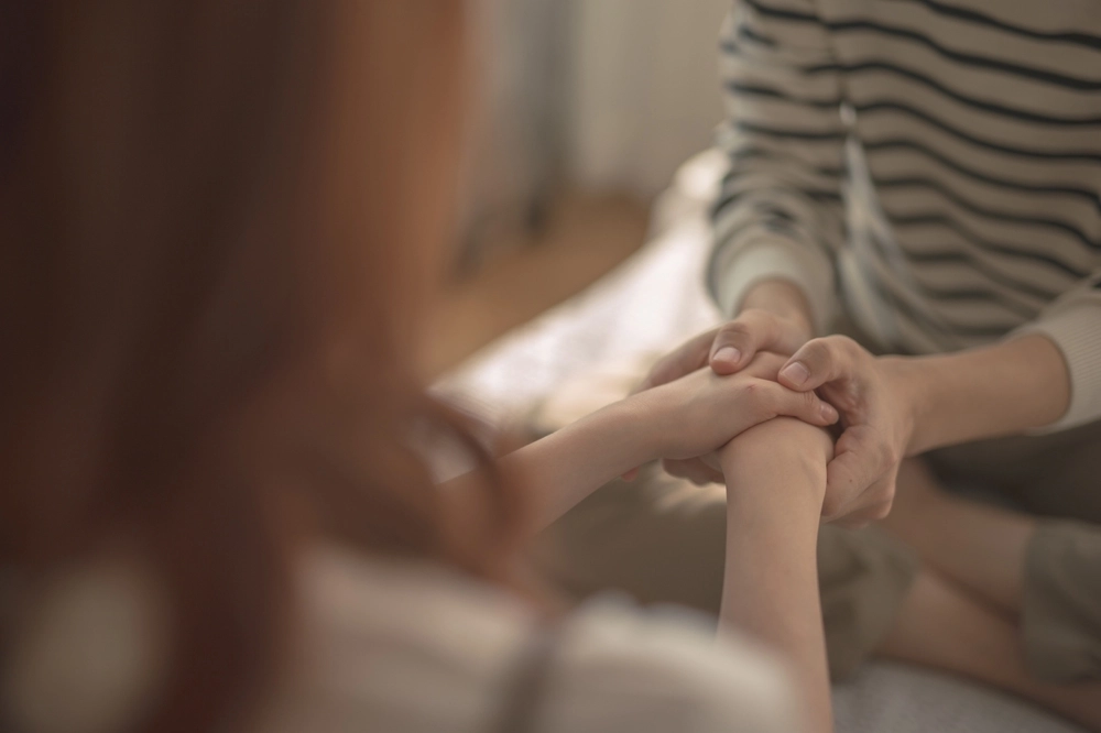 손을 맞잡고 있는 남녀. 위 사진은 기사 본문과 직접적인 관련 없음. 아이클릭아트