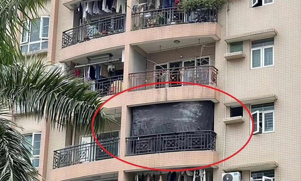 검게 가려진 아파트 발코니 안쪽에 유골이 안치된 것으로 추정된다. 중국 포털사이트 캡처