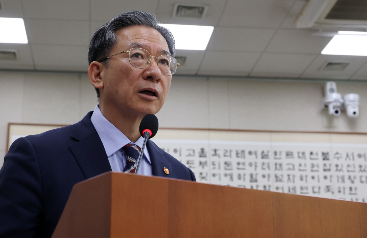 정성호 법무부 장관이 7일 서울 여의도 국회에서 열린 ‘윤석열정권 정치검찰조작기소 의혹사건 진상규명’ 국정조사특별위원회 전체회의에서 업무보고를 하고 있다. 연합뉴스