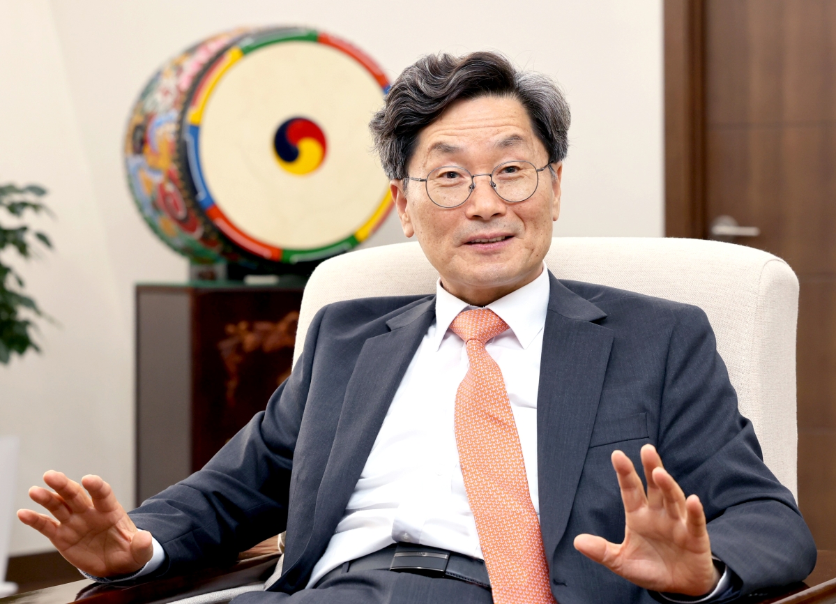 정일연 국민권익위원장이 7일 정부세종청사 집무실에서 서울신문과 취임 후 첫 인터뷰를 하고 있다. 정 위원장은 “법과 원칙, 공무원의 양심에 따라 국민이 수긍할 수 있도록 일처리를 하면 정권이나 기관장이 바뀌더라도 문제될 게 없다”고 강조했다. 국민권익위원회 제공