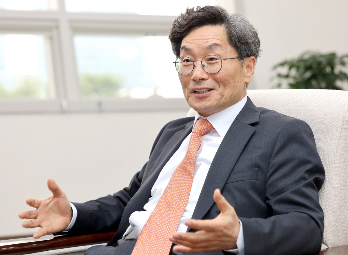 정일연 국민권익위원장이 7일 정부세종청사 집무실에서 서울신문과 취임 후 첫 인터뷰를 하고 있다. 정 위원장은 “법과 원칙, 공무원의 양심에 따라 국민이 수긍할 수 있도록 일처리를 하면 정권이나 기관장이 바뀌더라도 문제될 게 없다”고 강조했다. 국민권익위원회 제공