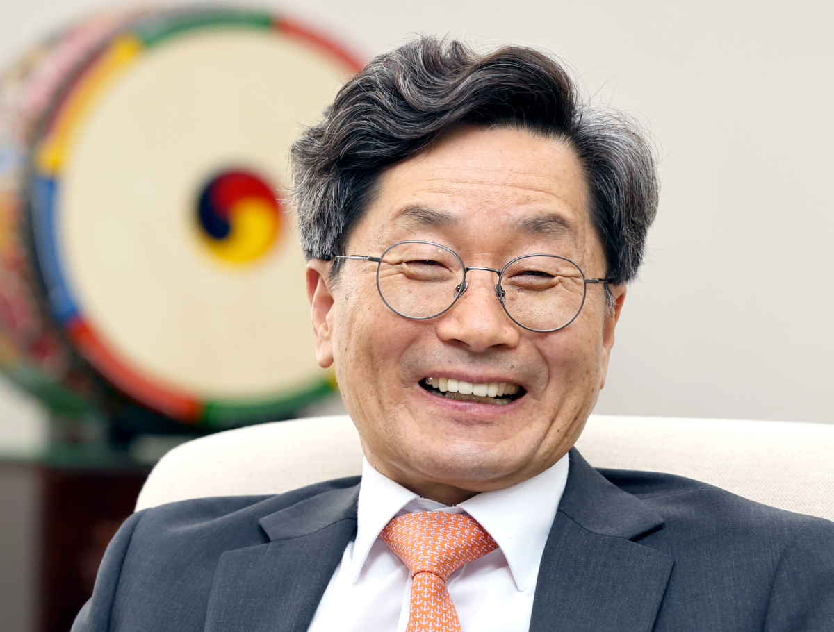 정일연 국민권익위원장이 7일 정부세종청사 집무실에서 서울신문과 취임 후 첫 인터뷰를 하고 있다. 정 위원장은 “법과 원칙, 공무원의 양심에 따라 국민이 수긍할 수 있도록 일처리를 하면 정권이나 기관장이 바뀌더라도 문제될 게 없다”고 강조했다. 국민권익위원회 제공