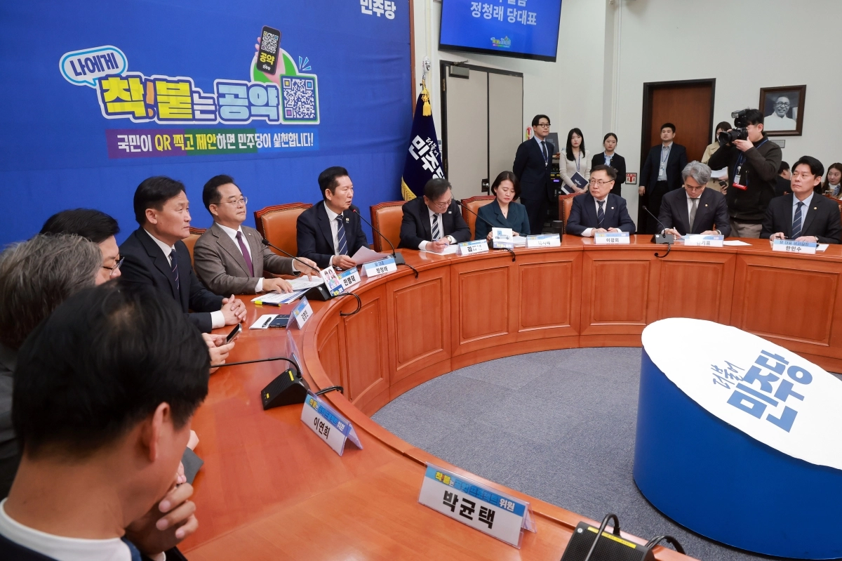 정청래 더불어민주당 대표가 7일 국회에서 열린 ‘착!붙 공약 프로젝트’ 2호·3호 공약 발표 행사에 참석해 인사말을 하고 있다. 정 대표는 2호·3호 공약으로 신혼부부 대출 기준 완화와 전기차 충전 인프라 확충을 발표했다. 오른쪽부터 한민수·김기표·이광희·박지혜·김태년(단장) 의원, 정 대표, 민병덕·김영진·안태준·이연희·박균택 의원. 연합뉴스