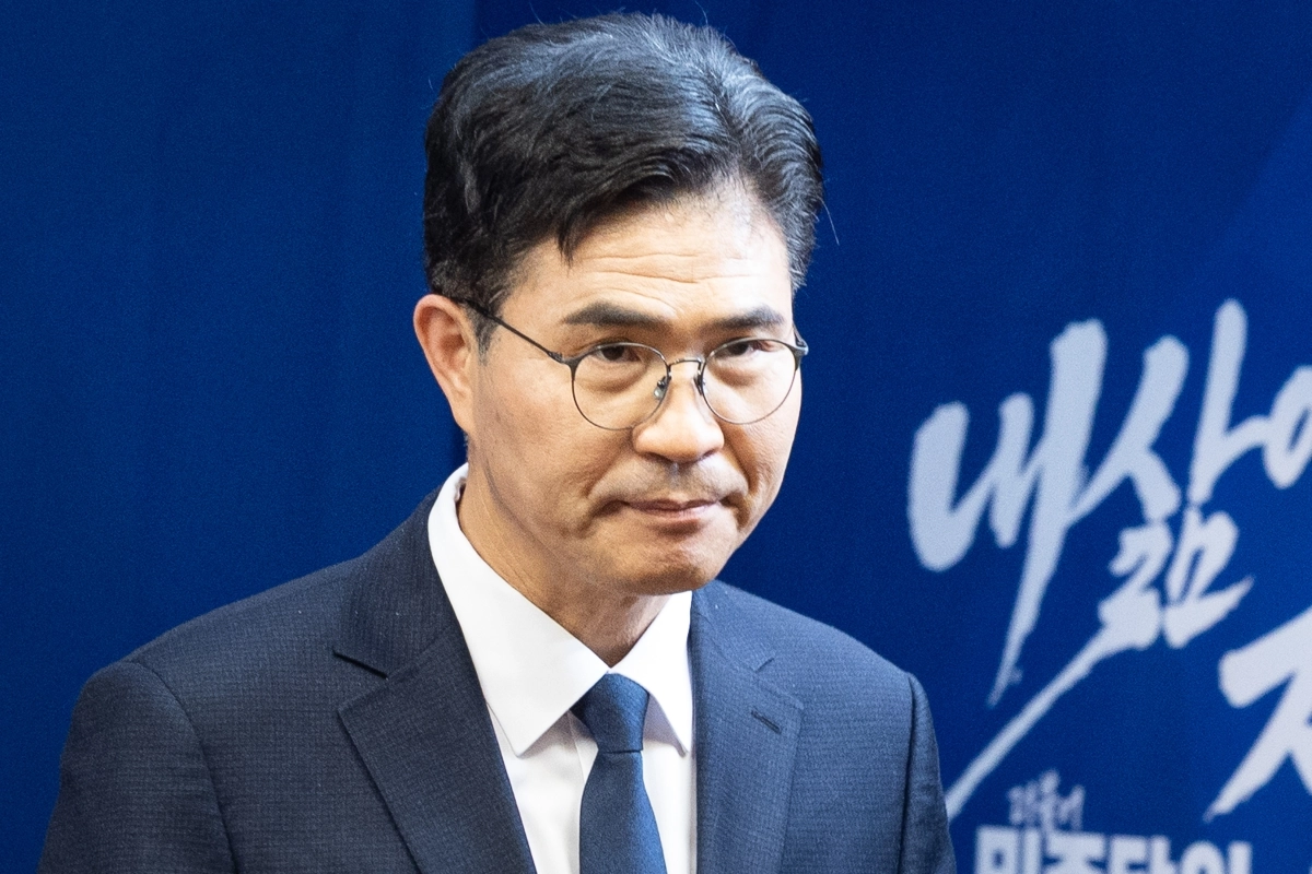 이원택 더불어민주당 전북특별자치도지사 예비후보가 7일 서울 여의도 중앙당사에서 열린 본경선 합동연설회에 참석해 자리로 이동하고 있다. 정청래 더불어민주당 대표는 이날 이원택 예비후보의 술·식사 비용 대납 의혹과 관련 윤리감찰단의 긴급 감찰을 지시했다. 2026.4.7 뉴스1