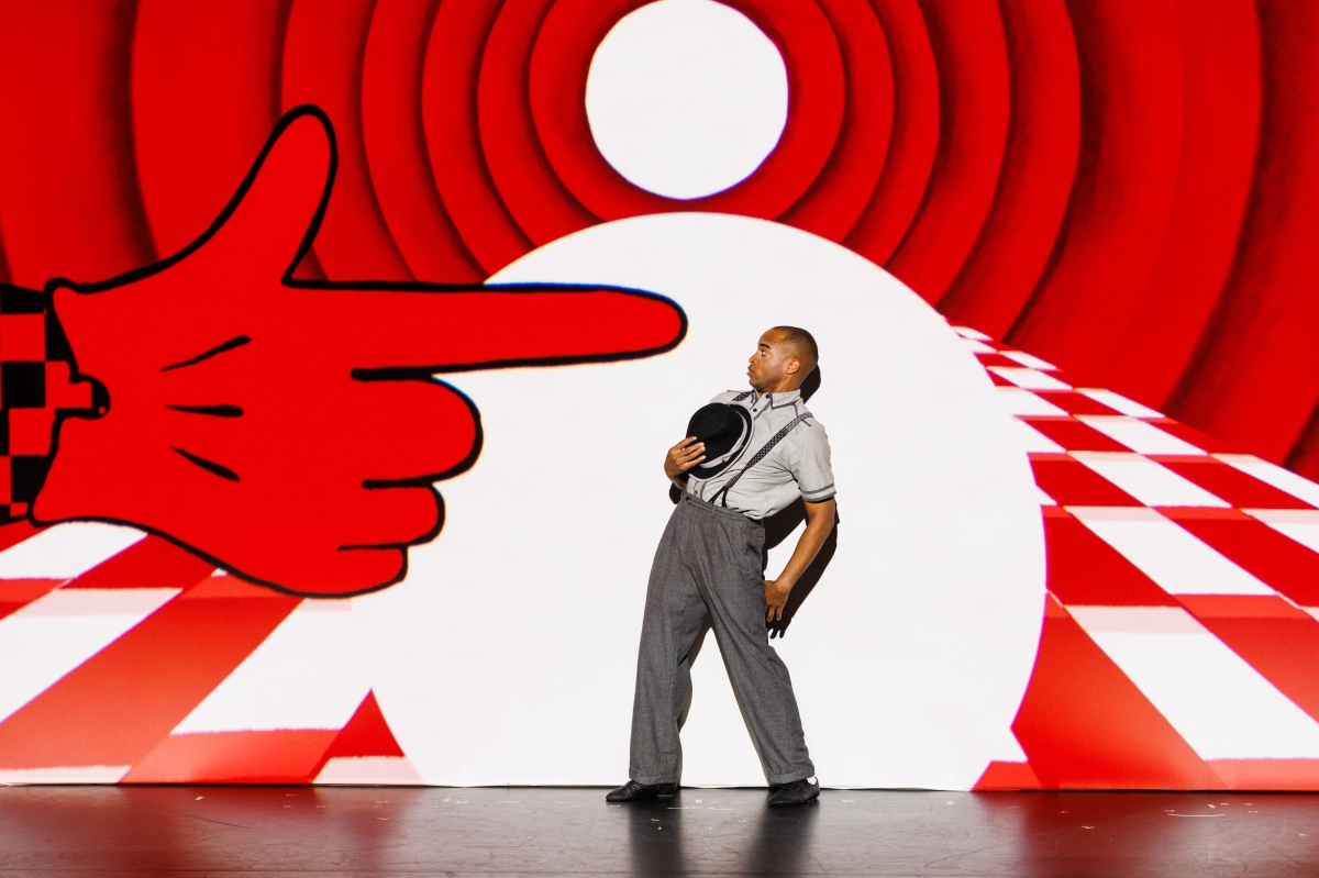 영국 극단 1927의 ‘아빠, 어서 돌아와요’(Please Right Back)는 배우들이 애니메이션의 움직임에 맞춰 환상과 현실을 오가는 모험을 펼쳐 시각적 즐거움을 높인다. 작품은 2024년 영국 에든버러 인터내셔널 페스티벌에서 첫선을 보이며 찬사를 받았다. 경기아트센터·ⓒ앤드루 페리