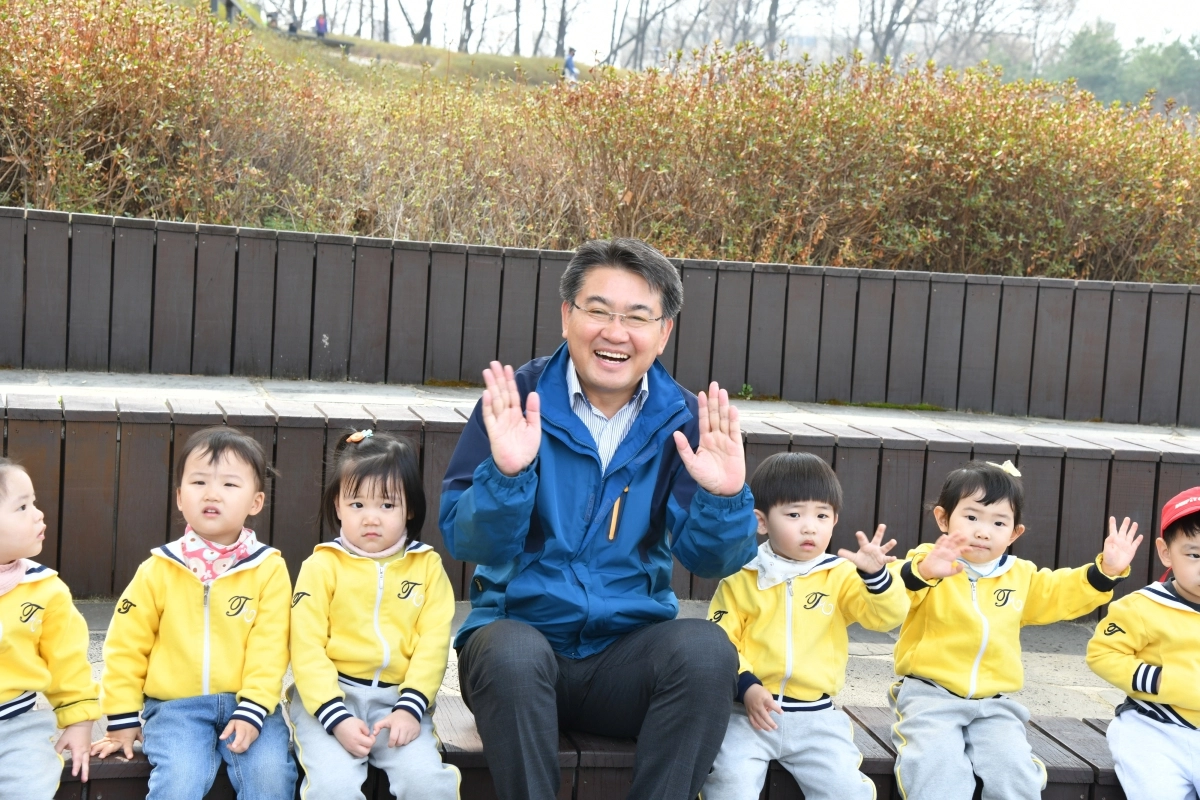 오승록(가운데) 서울 노원구청장이 지난 3일 중계동 불암산 철쭉동산에서 소풍을 나온 어린이들과 함께 손을 흔들며 활짝 웃고 있다.    노원구 제공