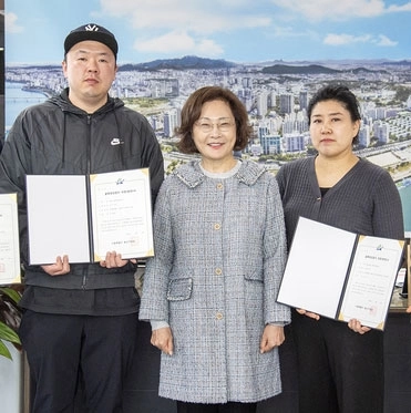 박희영(가운데) 용산구청장이 지난 6일 구청장실에서 추가 지정된 골목형상점가 상인들과 기념촬영을 하고 있다. 용산구 제공