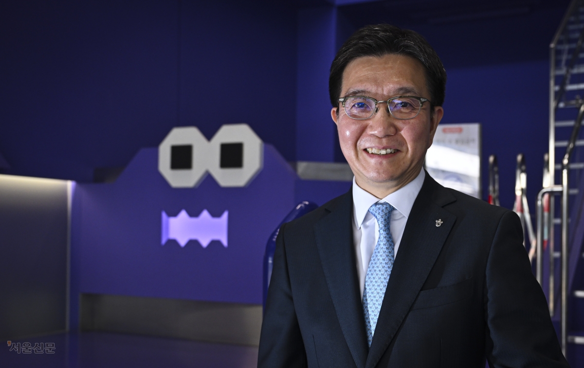 박성혁 한국관광공사 사장이 서울 중구 한국관광공사 서울센터 K팝 체험공간 하이커 그라운드에서 기념촬영을 하고 있다. 이지훈 기자