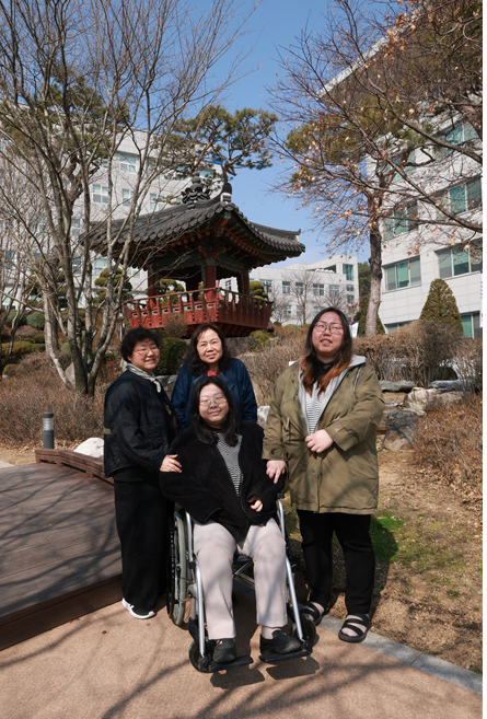 왼쪽부터 시계 방향으로 고모 강경연, 엄마 김세례, 첫째 강하은, 둘째 예은씨. 서정대 제공