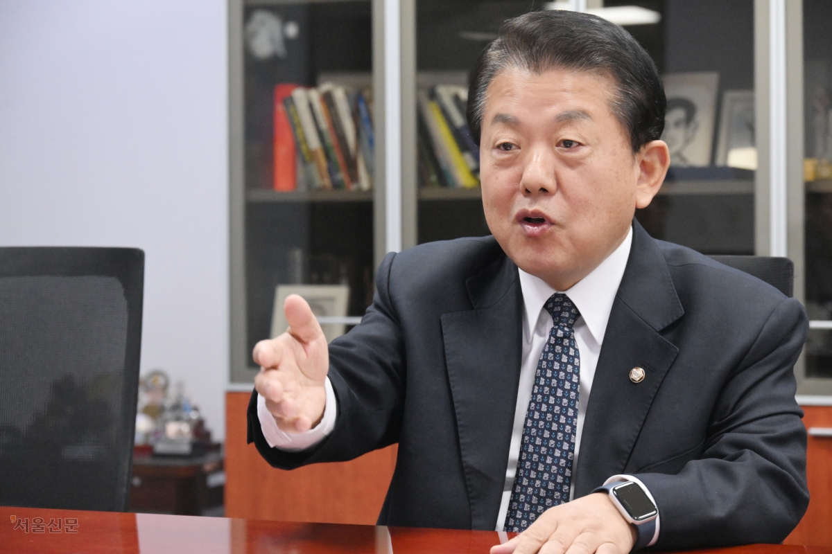 김병주 더불어민주당 의원은 지난 2일 서울신문과의 인터뷰에서 “기존 무기체계는 하드웨어 중심이었지만 이제 소프트웨어 중심으로 바뀌고 있고 그 비중도 점차 증가하고 있다”며 “더 빠르고 정확한 군 시스템을 구축하기 위한 국방AI 개혁이 필요하다”고 강조했다. 안주영 전문기자