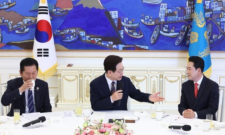 이재명 대통령이 7일 청와대에서 열린 여야정 민생경제 협의체 회담에서 발언하고 있다. 왼쪽부터 더불어민주당 정청래 대표, 이 대통령, 국민의힘 장동혁 대표.  연합뉴스