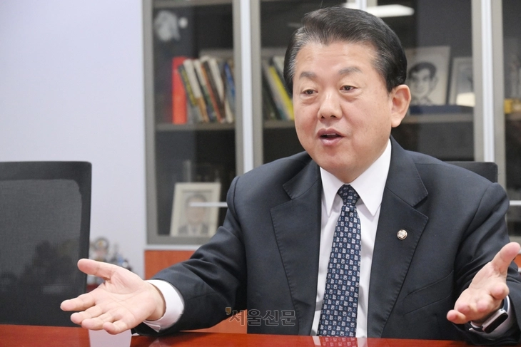 김병주 더불어민주당 의원은 “최근 K-방산의 우수성이 입증되면서 중동국가에서 요격미사일 천궁-Ⅱ, 무인기 대응 무기 비호복합 등을 지원해달라는 요청이 이어지고 있다.”면서 “이제 ‘방산의 황금기’를 맞았다.”고 말했다.  안주영 전문기자