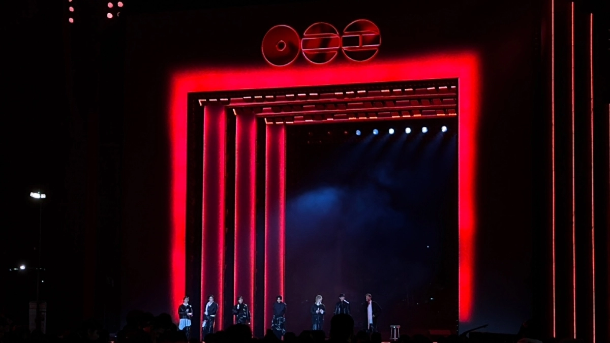 그룹 방탄소년단(BTS)이 지난달 21일 서울 광화문광장에서 컴백 공연을 펼치고 있다. 광화문을 액자에 담은 듯한 무대의 프레임은 흡사 개선문을 연상시킨다. 연합뉴스