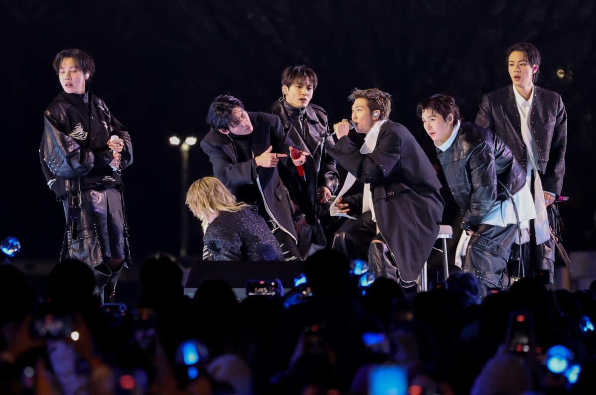 BTS의 신보 ‘아리랑’은 세계를 무대로 활동하는 자신들의 정체성이 한국인이라는 사실을 역설하고 있다. 연합뉴스