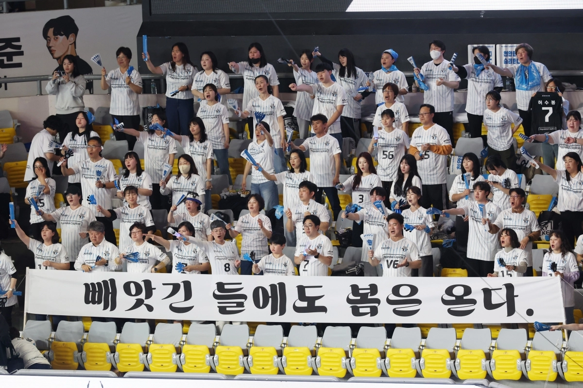 프로배구 현대캐피탈 팬들이 지난 6일 충남 천안시 유관순체육관에서 열린 2025~26 V리그 남자부 현대캐피탈과 대한항공의 챔피언결정전 3차전에서 비디오 판독 오심 논란을 상기시키는 현수막을 내건 채 응원하고 있다.  천안 뉴시스