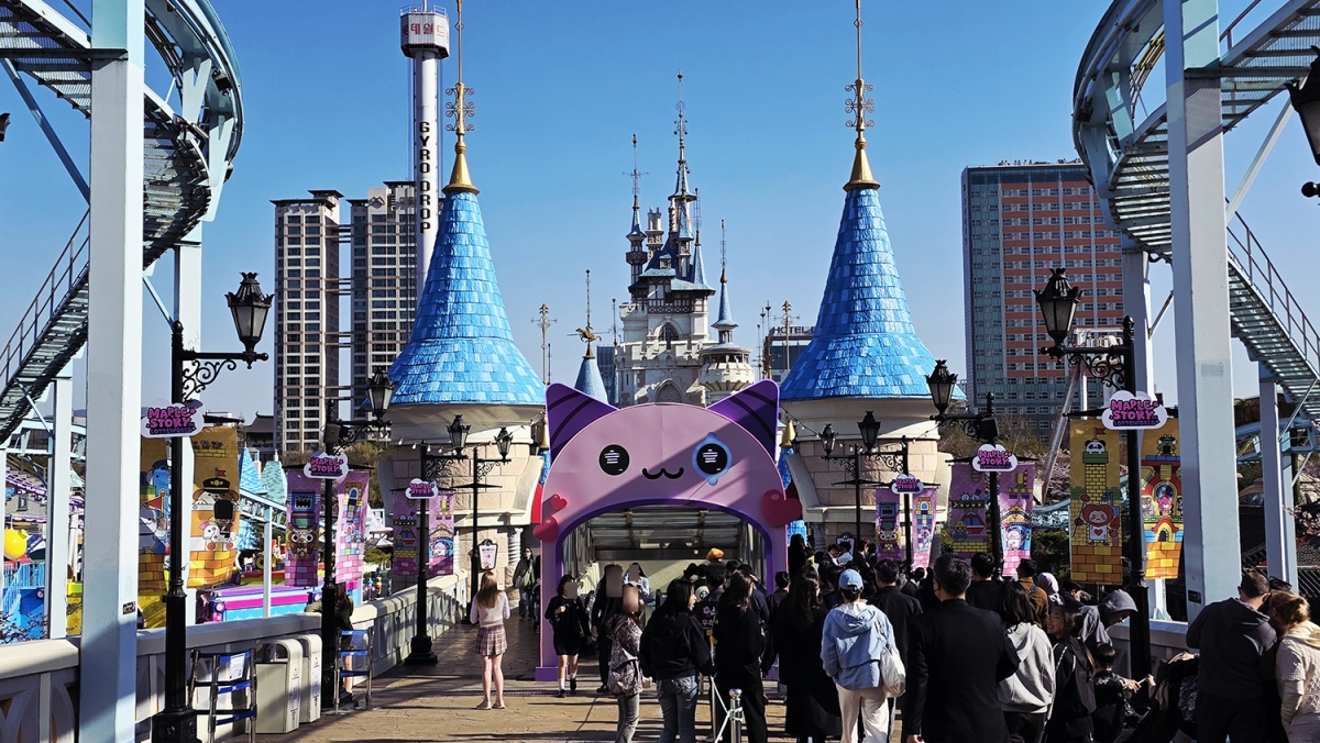 서울 잠실 롯데월드 어드벤처의 메이플스토리 아일랜드 존 입구.