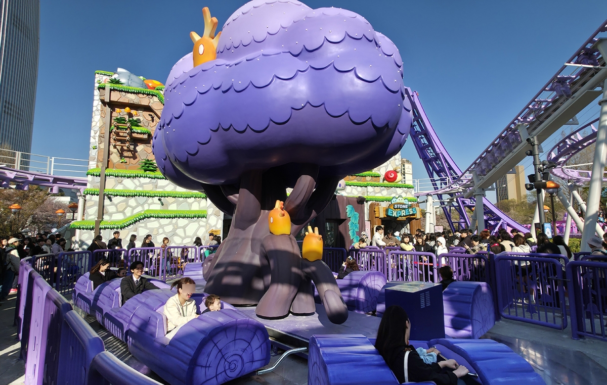 ‘아르카나 라이드’는 정령의 나무에 생명력을 불어넣는다는 스토리의 어트랙션이다. 외관도 아르카나에 맞춰 숲과 정령, 신비로운 보라색을 강조했다.