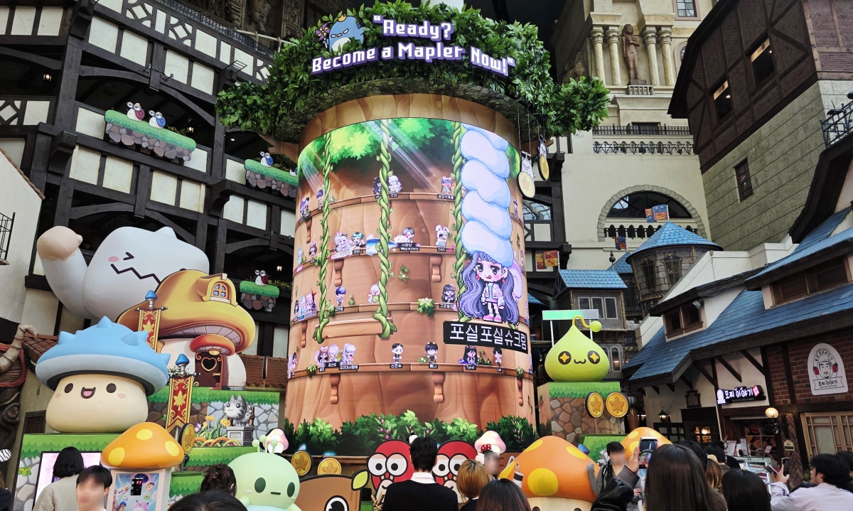 롯데월드 어드벤처 내부 모습. 파크 전체를 메이플스토리 IP로 채우는 시즌 페스티벌 ‘메이플스토리 인 롯데월드’가 진행중이다.
