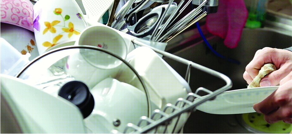 평일 저녁 맞벌이 여성을 기다리고 있는 설거지거리. 서울신문 DB