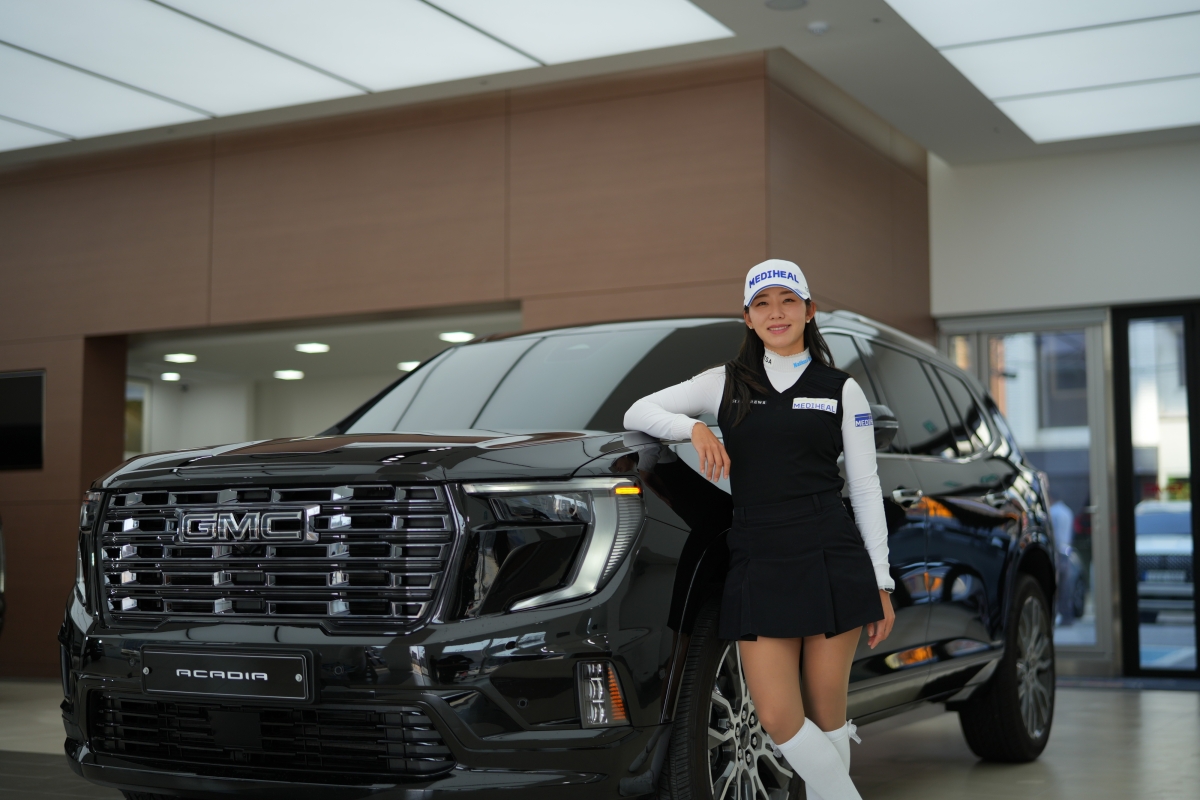 GMC아카디아와 포즈를 취한 배소현. 비넘버원 제공.