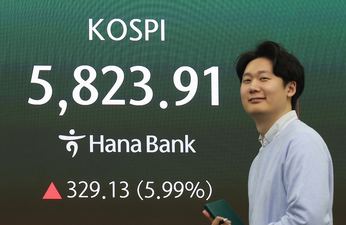 8일 서울 중구 하나은행 본점 딜링룸에 코스피가 표시되고 있다. 이날 코스피는 전장보다 309.92포인트(5.64%) 급등한 5804.70으로 출발했다. 2026.4.8 연합뉴스