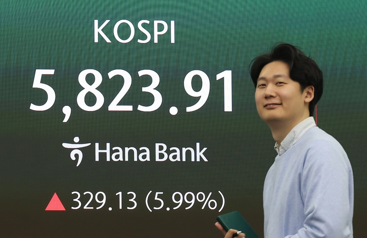 8일 서울 중구 하나은행 본점 딜링룸에 코스피가 표시되고 있다. 이날 코스피는 전장보다 309.92포인트(5.64%) 급등한 5804.70으로 출발했다. 2026.4.8 연합뉴스