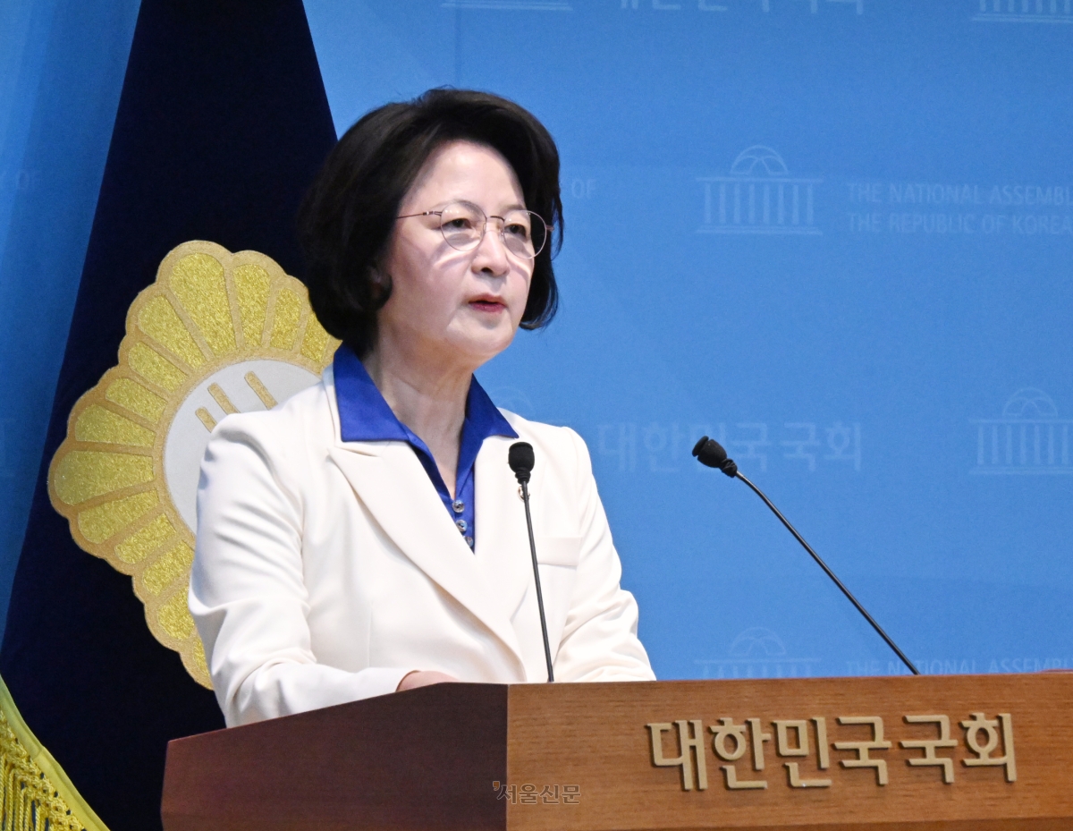 더불어민주당 6·3 지방선거 경기도지사 후보로 확정된 추미애 의원이 8일 서울 여의도 국회 소통관에서 현안 기자회견을 하고 있다. 2026.4.8. 안주영 전문기자