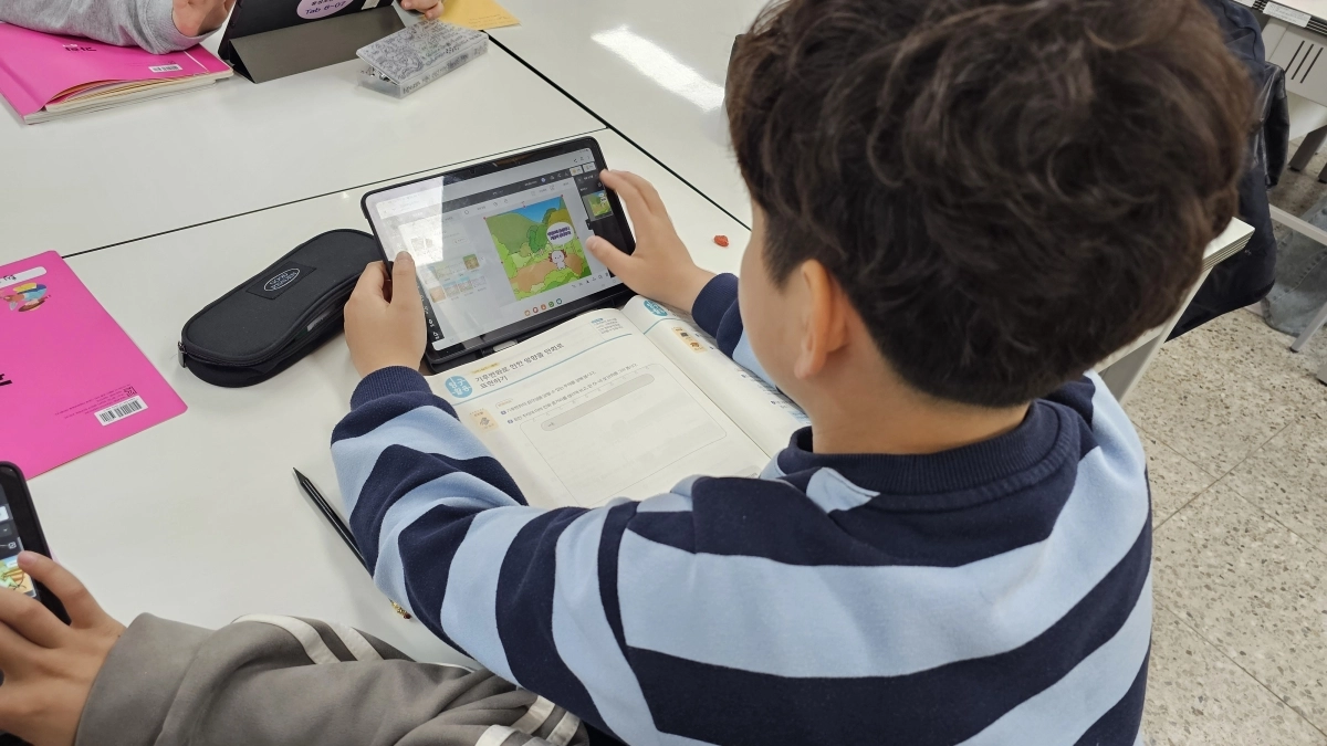 학생들이 AI 웹툰 제작 서비스 ‘투닝’을 이용해 그림을 그리고 있다. 도교육청 제공