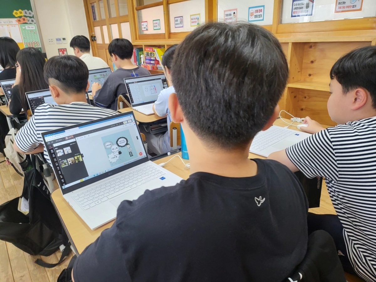 학생들이 AI 웹툰 제작 서비스 ‘투닝’을 이용해 그림을 그리고 있다. 도교육청 제공