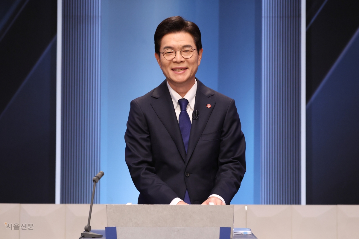 정원오 더불어민주당 서울시장 예비후보가 지난 3일 서울 여의도 KBS 스튜디오에서 열린 더불어민주당 서울시장 본경선 후보자 2차 합동토론회에서 토론을 준비하고 있다. 국회사진기자단