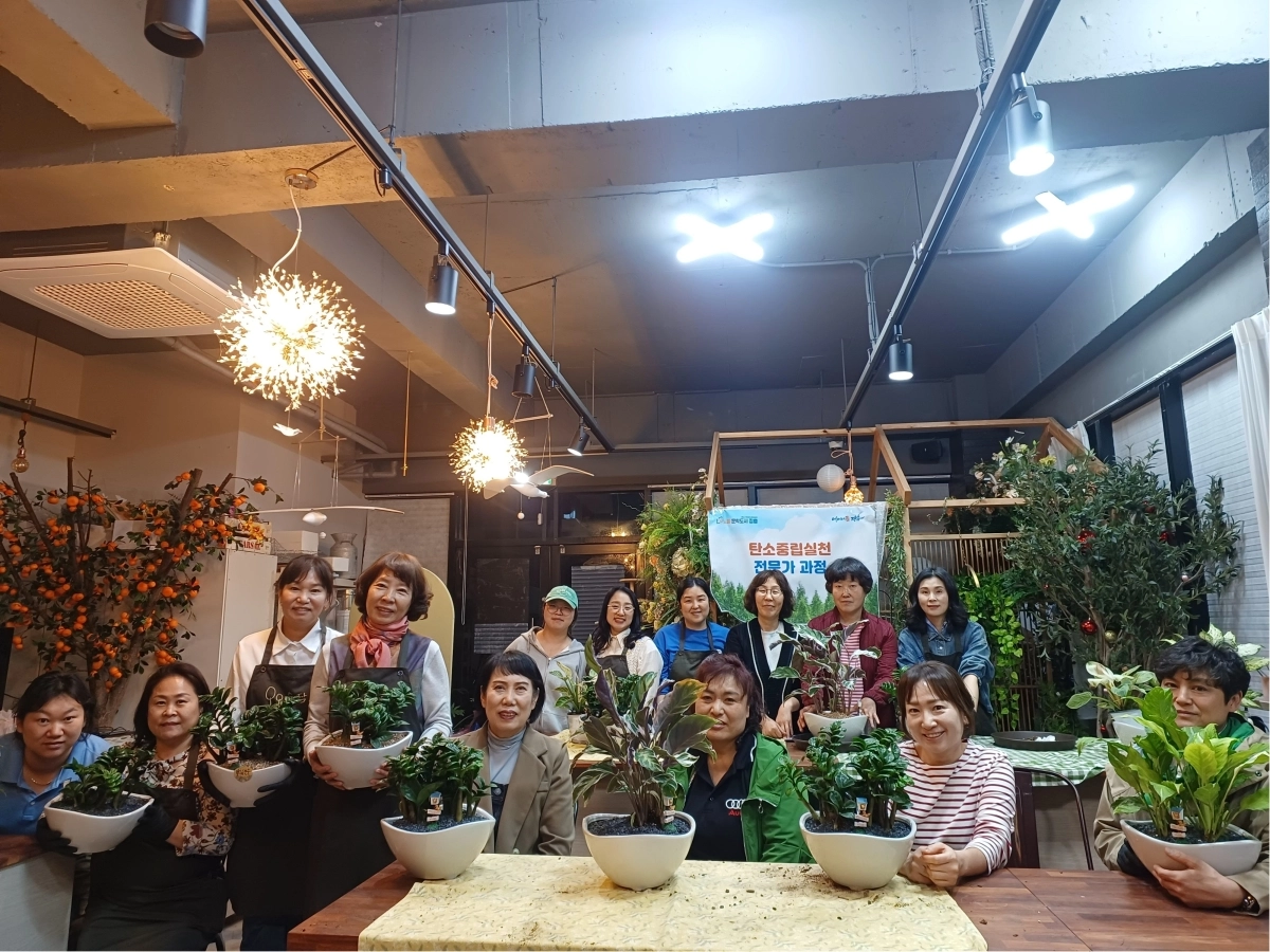 전남도가 장흥 정남진 도서관에서 전남형 평생교육의 일환으로 탄소중립실천 전문가 과정 수업을 진행하고 있다.