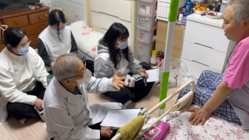 서울 금천구 장수건강센서 직원들이 병원에서 퇴원한 주민의 집을 찾아가 건강 관리에 대해 설명하고 있다. 금천구 제공