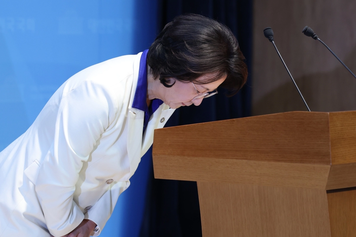 인사하는 추미애 경기지사 후보